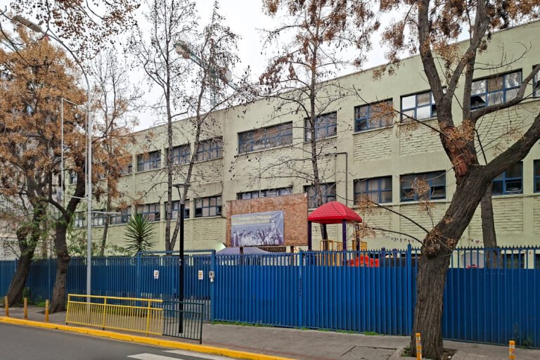 Madre denuncia amenaza con cuchillo a su hijo en el colegio Cristo del Maipo de San Antonio y la DAEM abre investigación