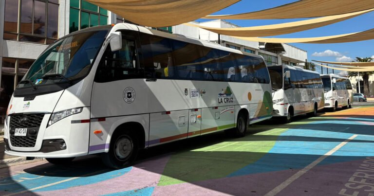 Taxibuses escolares en La Cruz benefician a 800 alumnos