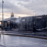 Incendio destruye locales comerciales en San Antonio y moviliza apoyo de Bomberos de Casablanca