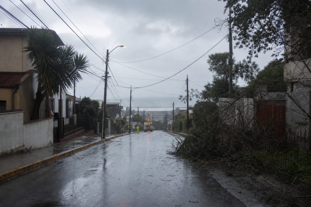 Sistema frontal deja más de 61 mil clientes sin luz en la Región de Valparaíso