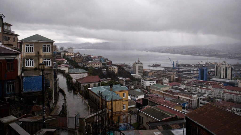 Temporal en Valparaíso deja un fallecido y 135 albergados; 12 están en Casablanca