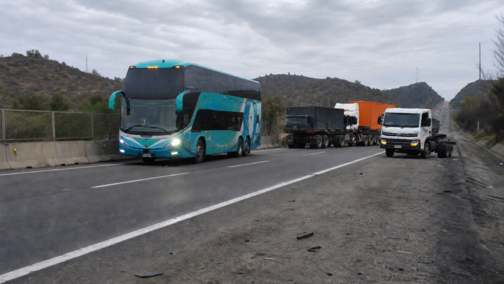 Accidente entre bus y camión en Lo Vásquez no dejó lesionados