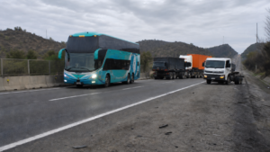 Accidente entre bus y camión en Lo Vásquez no dejó lesionados