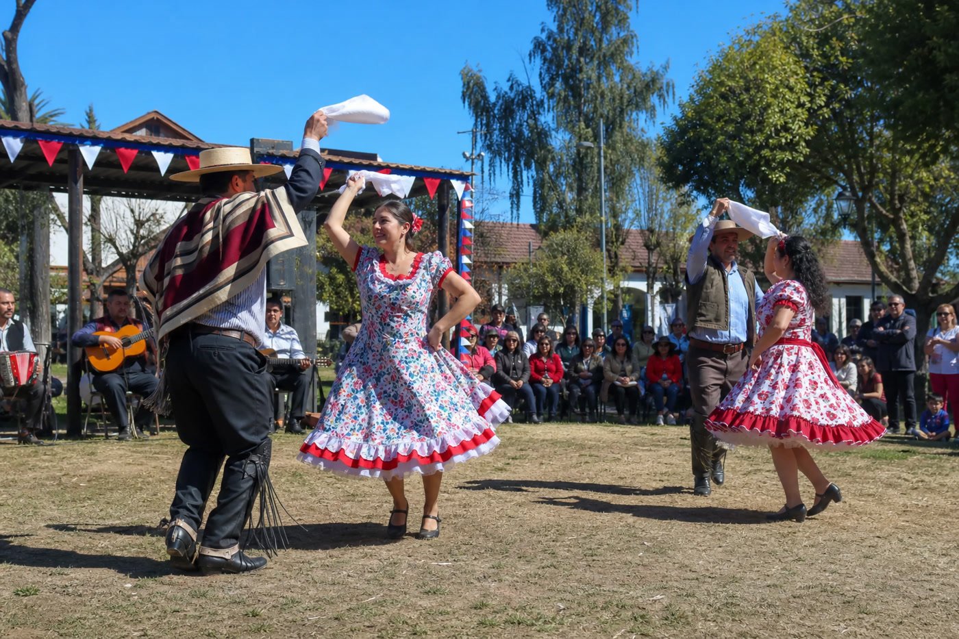 Parejas bailando cueca durante una celebración comunitaria de Fiestas Patrias en Casablanca