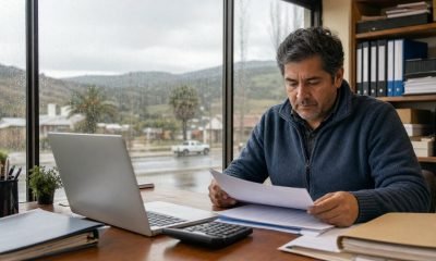 Persona revisa documentos tributarios y opciones de pago en línea