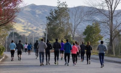 Corredores avanzando por un camino del valle de Casablanca