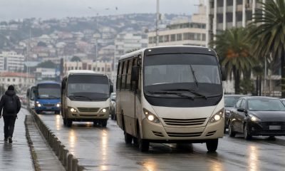 Buses circulando bajo la lluvia en una vía de la Región de Valparaíso