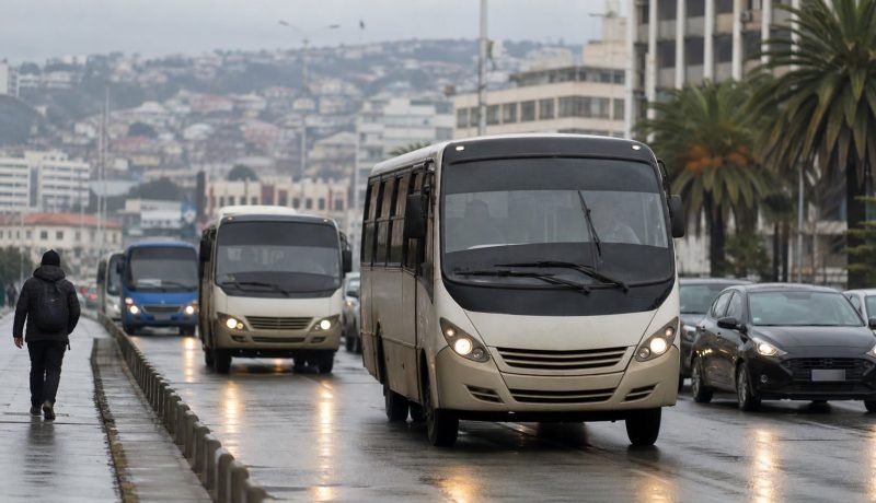 Buses circulando bajo la lluvia en una vía de la Región de Valparaíso
