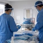 Equipos de salud durante una capacitación clínica de emergencia