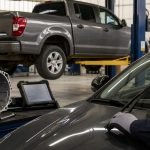 Camioneta y automóvil deportivos genéricos en un taller mecánico