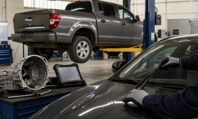 Camioneta y automóvil deportivos genéricos en un taller mecánico