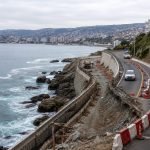 Camino costero de Valparaíso junto a obras de reparación de un muro