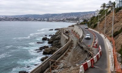 Camino costero de Valparaíso junto a obras de reparación de un muro