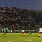 Partido de fútbol entre equipos genéricos en un estadio de Valparaíso