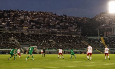 Partido de fútbol entre equipos genéricos en un estadio de Valparaíso
