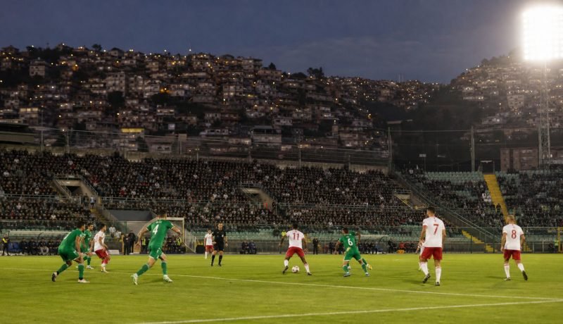 Partido de fútbol entre equipos genéricos en un estadio de Valparaíso