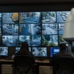 Central genérica de televigilancia urbana con operadores y múltiples pantallas
