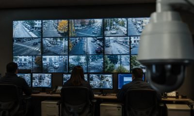 Central genérica de televigilancia urbana con operadores y múltiples pantallas