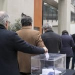 Jornada electoral académica genérica con docentes y una urna transparente