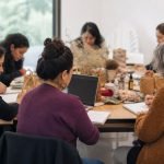 Mujeres emprendedoras trabajando en una jornada colaborativa de capacitación