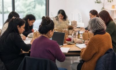 Mujeres emprendedoras trabajando en una jornada colaborativa de capacitación