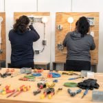 Mujeres realizando una práctica segura en un taller genérico de electricidad