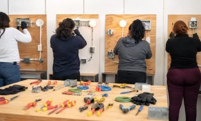 Mujeres realizando una práctica segura en un taller genérico de electricidad