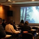 Taller universitario de apreciación cinematográfica con animación abstracta proyectada