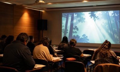 Taller universitario de apreciación cinematográfica con animación abstracta proyectada