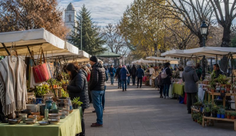 Personas emprendedoras ofrecen productos en una feria comunitaria de Casablanca