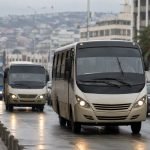 Buses de transporte público circulando por un camino rural de la Región de Valparaíso