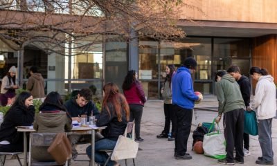 Jóvenes participan en una actividad comunitaria vinculada con ciudadanía y vida pública