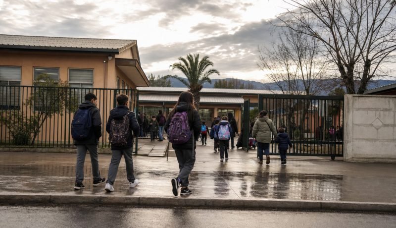 Niños y familias ingresan a un establecimiento educativo de una comuna regional