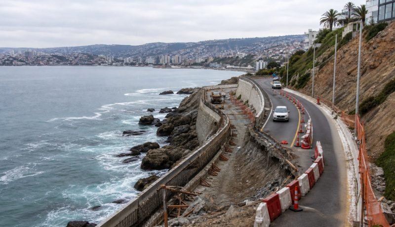 Camino regional en obras junto al borde costero de la Región de Valparaíso