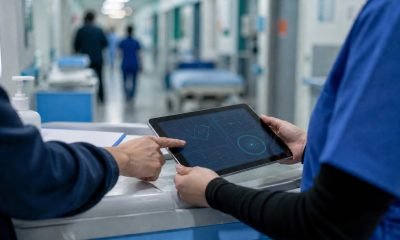 Personal de salud revisa imágenes clínicas digitales en un hospital regional