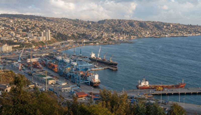 Vista del Barrio Puerto de Valparaíso durante una jornada comunitaria regional