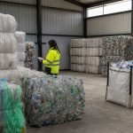 Residuos domiciliarios separados en recipientes para reciclaje