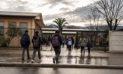 Niñas y niños conversan y juegan juntos en un entorno preescolar