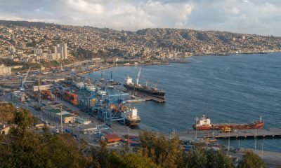 Vista amplia del puerto y la actividad marítima de Valparaíso