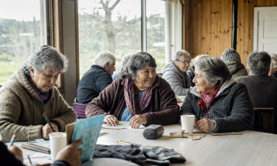 Personas mayores participan en una actividad comunitaria en un recinto rural