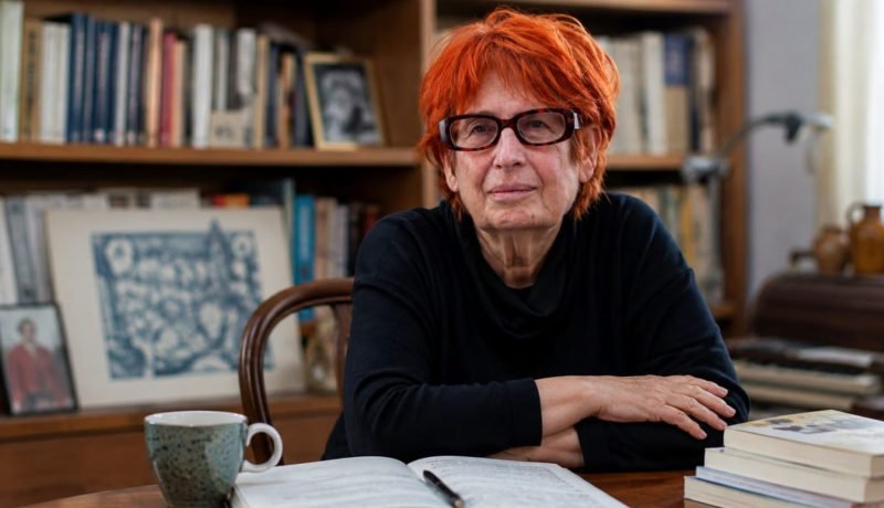 La escritora Cynthia Rimsky sentada ante una mesa con libros y cuadernos