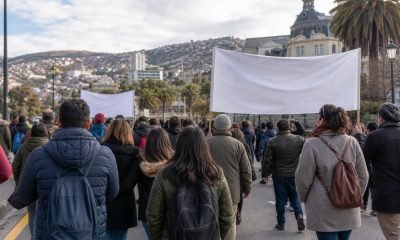 Trabajadoras y trabajadores de la educación avanzan en una marcha pacífica hacia Valparaíso
