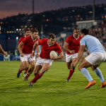 Jugadores de rugby disputan un partido nocturno en un estadio de Valparaíso