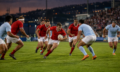 Jugadores de rugby disputan un partido nocturno en un estadio de Valparaíso