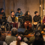 Ensamble musical inclusivo se presenta ante público en una sala cultural