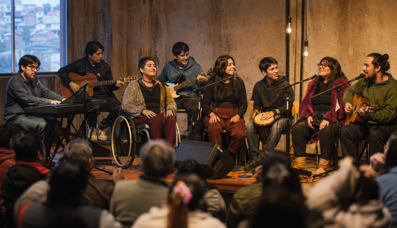 Ensamble musical inclusivo se presenta ante público en una sala cultural