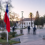 Plaza cívica de una comuna chilena preparada para una ceremonia de septiembre