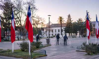 Plaza cívica de una comuna chilena preparada para una ceremonia de septiembre