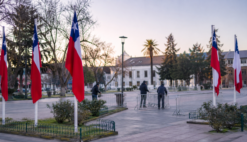 Plaza cívica de una comuna chilena preparada para una ceremonia de septiembre