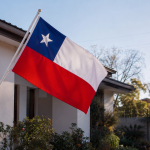 Bandera chilena correctamente instalada en el exterior de una vivienda